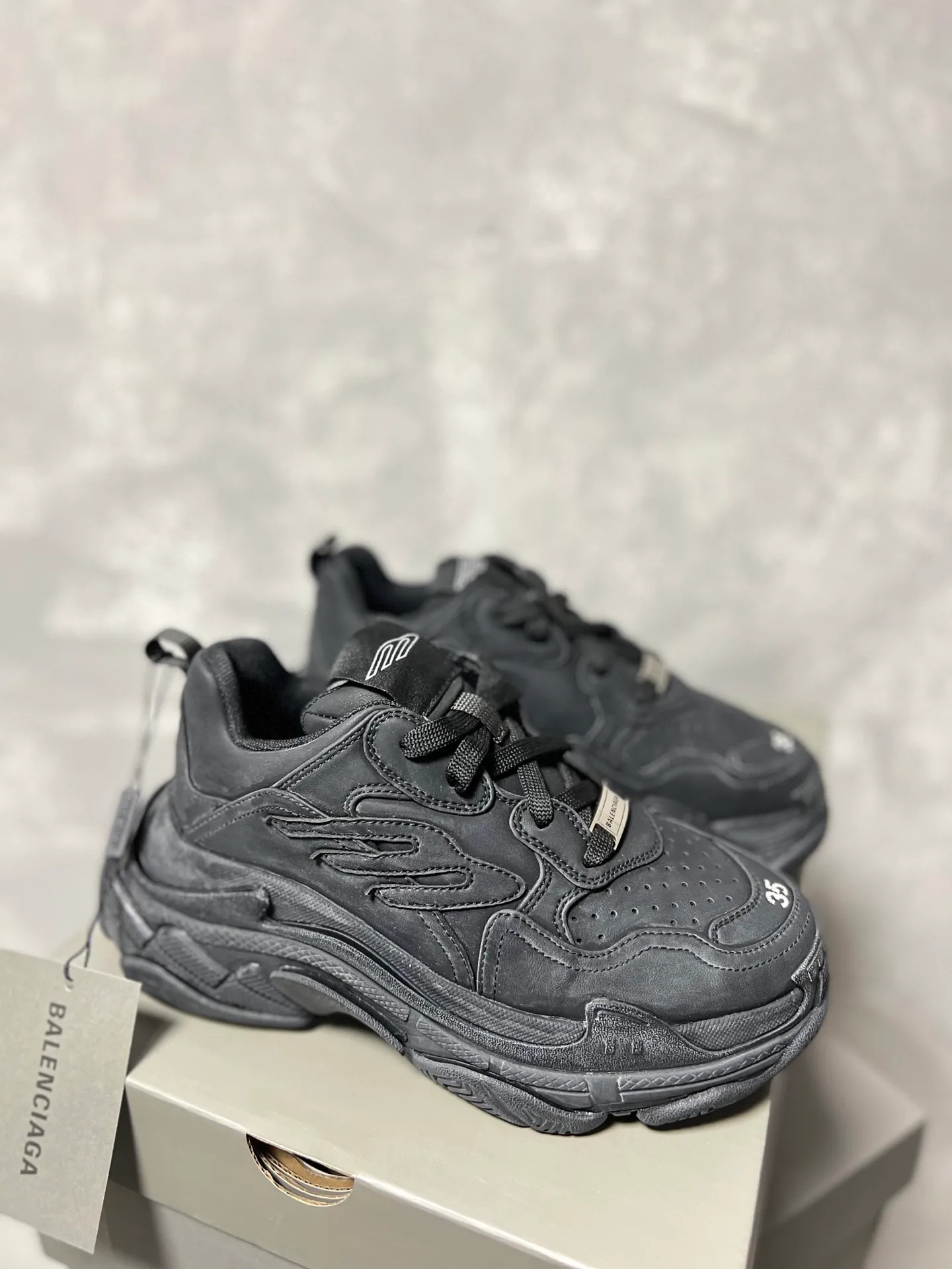 👟👟Ex-factory price 720👟👟 Balenciaga, couples model Triple S series round toe distressed. The design of this shoe comes from the classic Cargo 3B Sports lcon element, 3 but not as exaggerated as Cargo. It is really fashionable and practical! It has both a sporty feel and a street style, making it perfect for friends who like hiking! Code number: 35-45